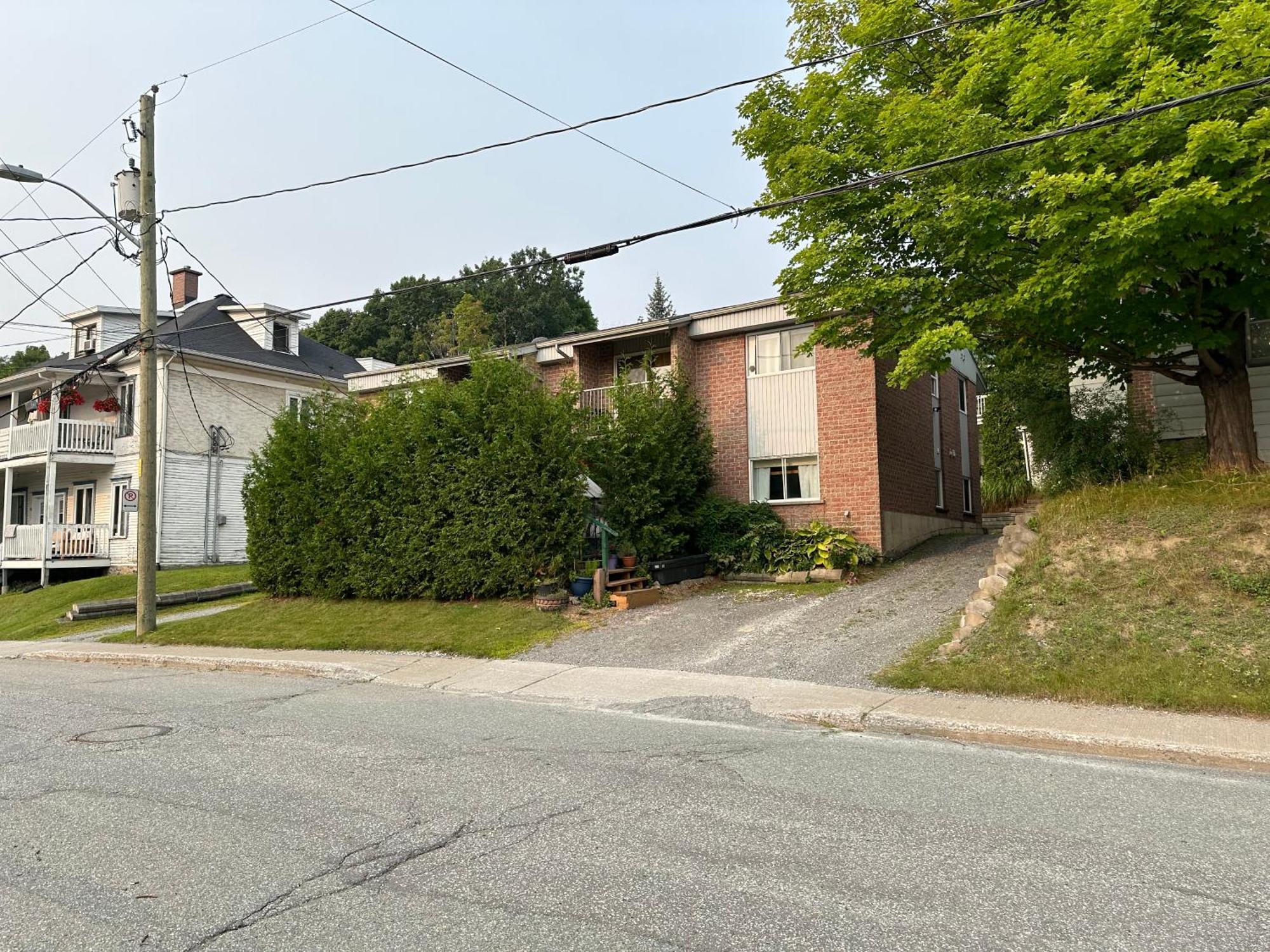 Quiet, Comfortable Great Location 2 Bedroom Sherbrooke Buitenkant foto