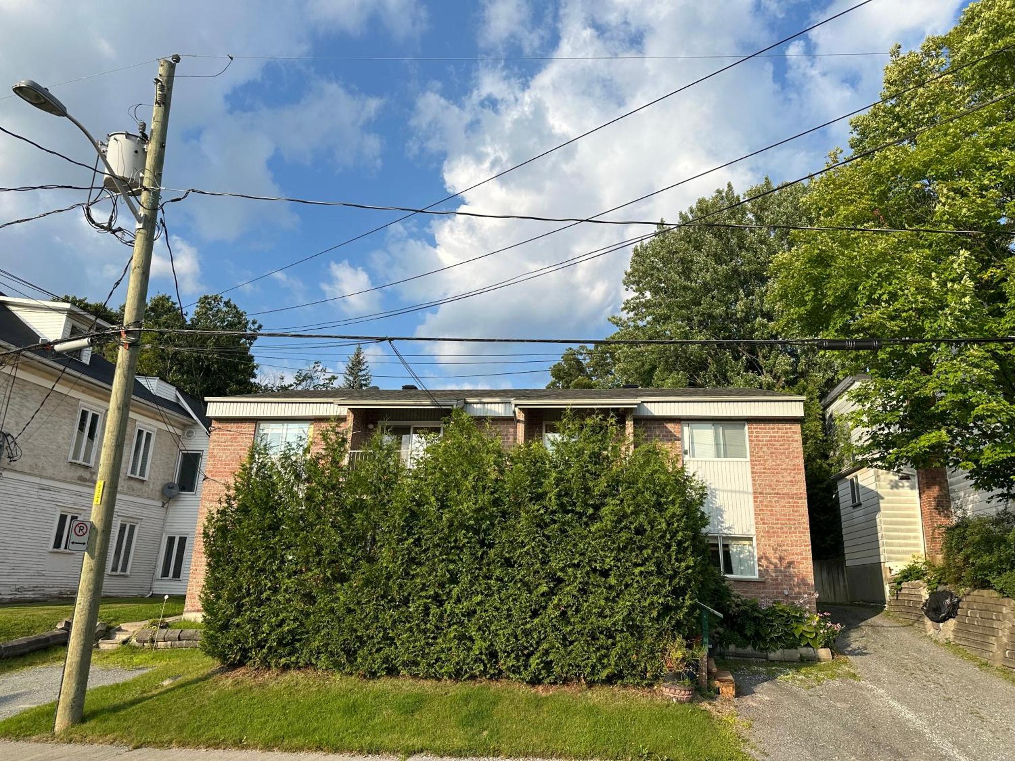 Quiet, Comfortable Great Location 2 Bedroom Sherbrooke Buitenkant foto